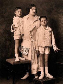 Dña. Fausta Ximénez de Montilla e Ibarra con sus hijos Julio y Manuel ( esposa e hijos de D. Manuel Montilla Medina)